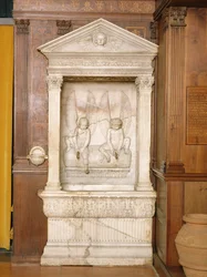 Fonts sculpturaux dans la sacristie nord